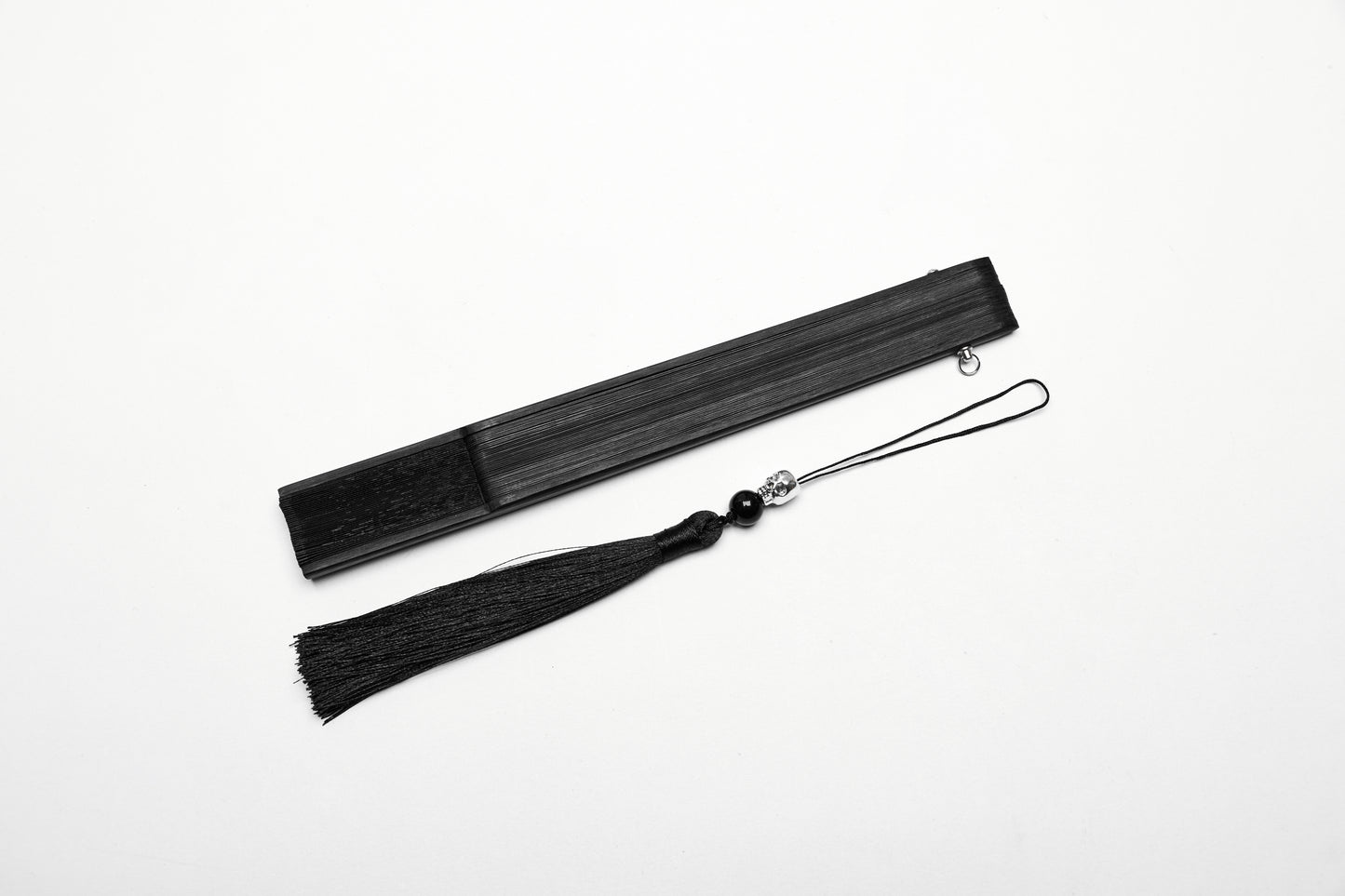 Faltbarer Handfächer ENCHANTED LACE FOLDING FAN aus Stoffblättern in Spitzenoptik und Rankenprint von Punk Rave