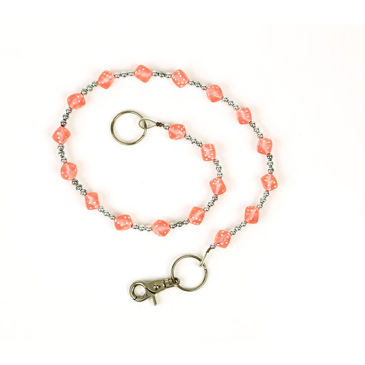 Silberfarbende Rockabilly Würfelkette Candy mit rosafarbenden, transparenten Würfeln im 3D-Design