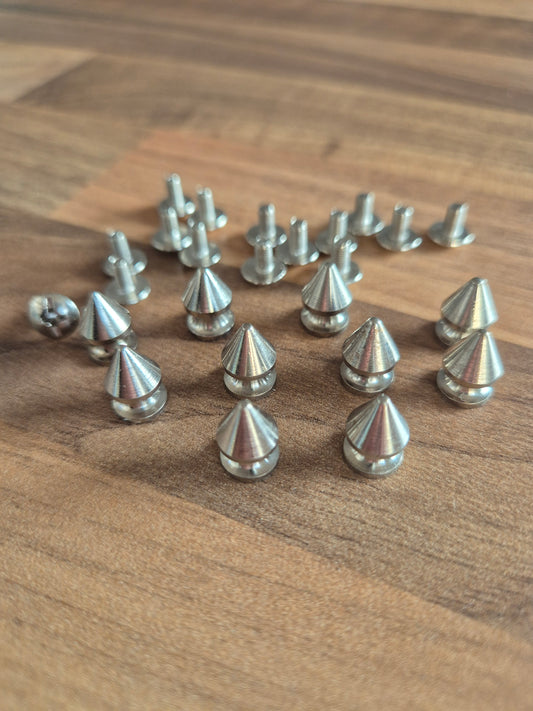 Silberfarbende Killernieten aus Metall mit Schraubverschluss