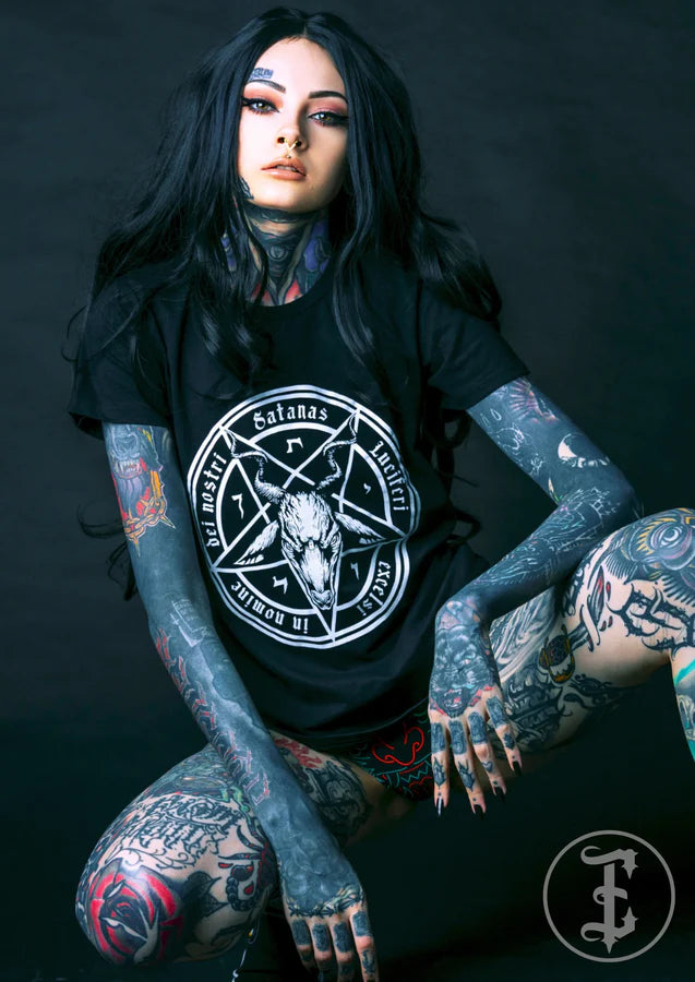 Schwarzes, tailliertes Satanas Shirt Ladies mit Baphomet-Pentagram-Print von EASURE
