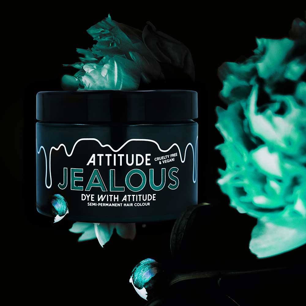 Farbbeispiel JEALOUS DARK GREEN Haartönung Attitude