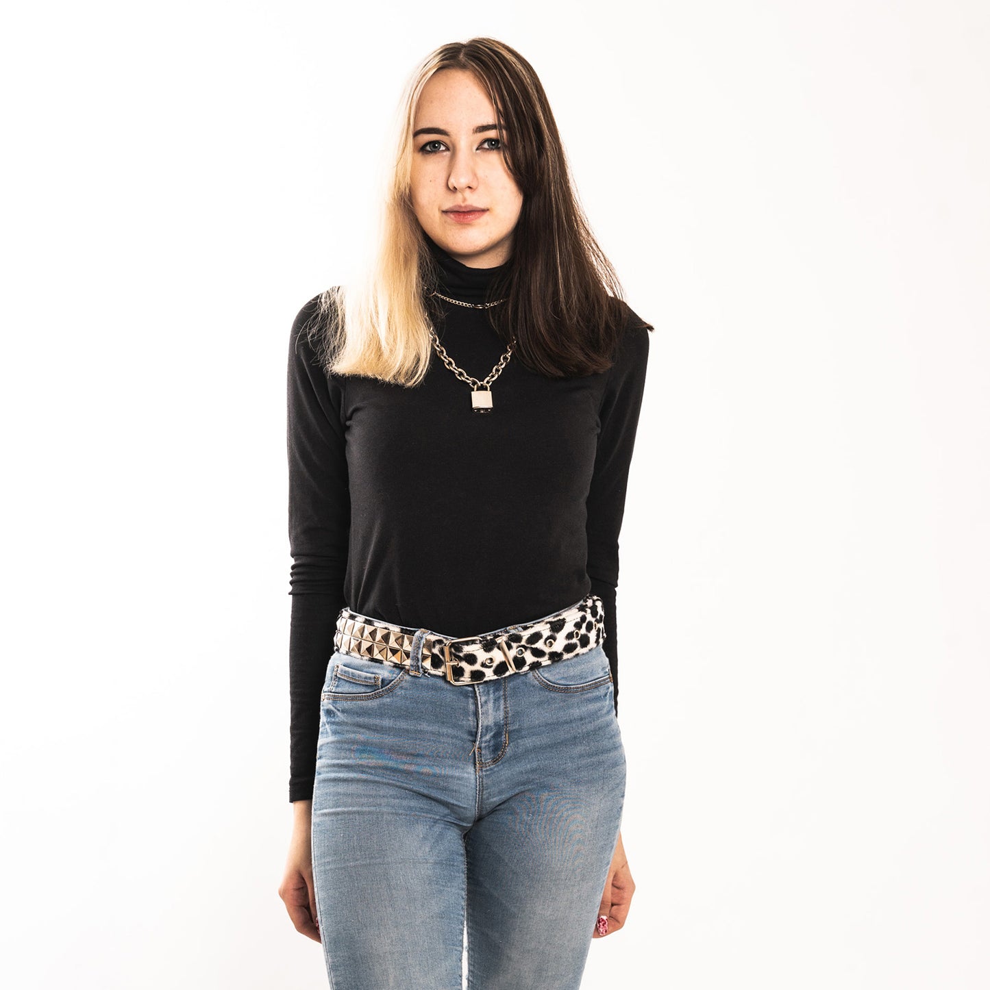 Schwarz-weißer Gürtel 2-reihig Dalmatiner Pyramidennieten mit Kunstfell