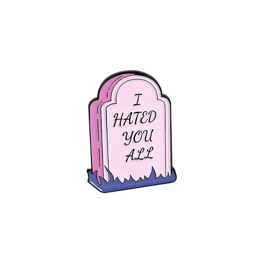 Pinker Emaille-Pin in Form eines Grabsteins mit der Aufschrift 'I Hated You All'