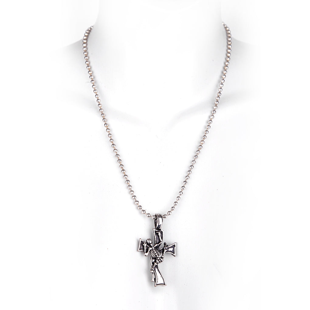 Silberfarbende Kette Skeleton Cross mit Kreuzanhänger an dem ein Skelett hochklettert