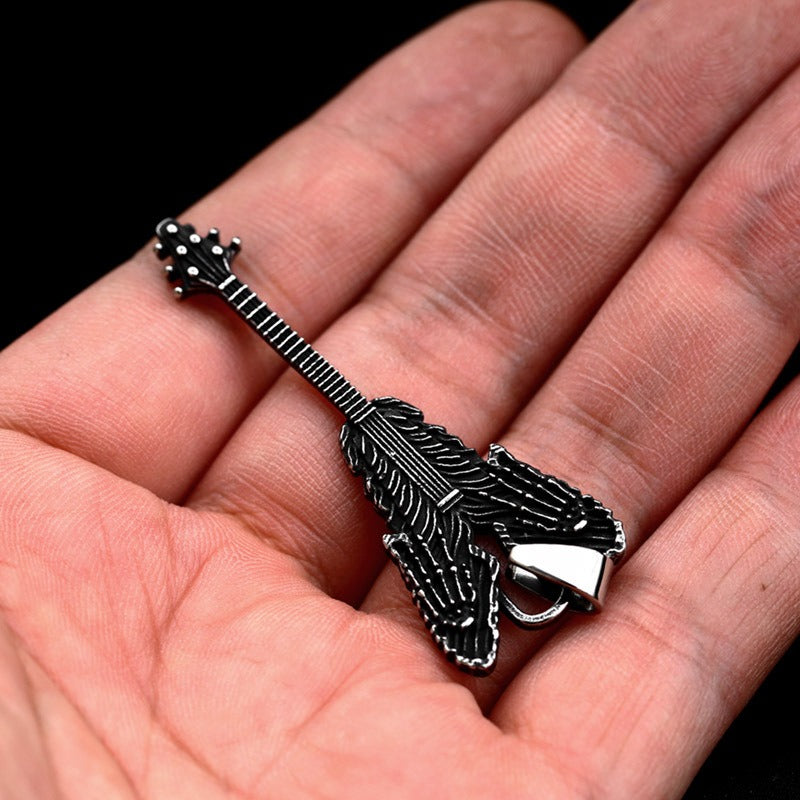 Silberfarbende Halskette GUITAR NECKLACE mit detailliertem Gitarrenanhänger mit kleinen Skeletthänden von Moon Attic