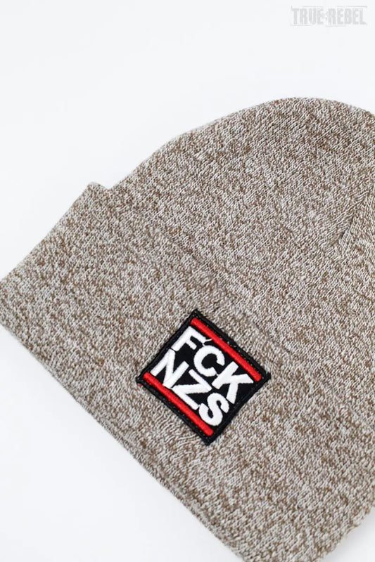 Braun/Graues Beanie FCK NZS Heather Oatmeal mit FCK NZS Schriftzug von True Rebel