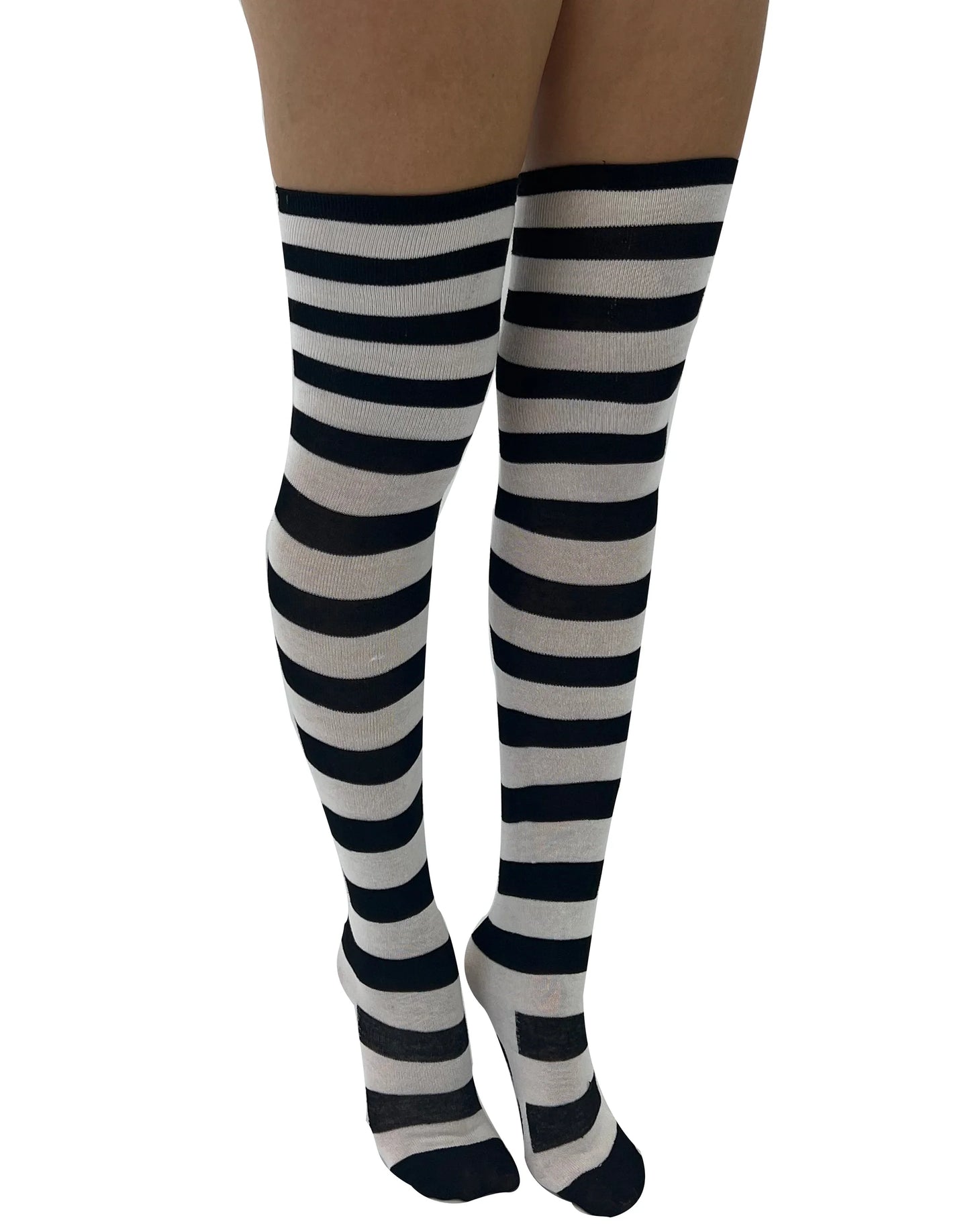 Schwarz-weiß-gestreifte Overknee-Socken Over Knee Striped Paw Print Socks mit einem niedlichen Pfotenabdruck auf der Sohle von Pamela Mann
