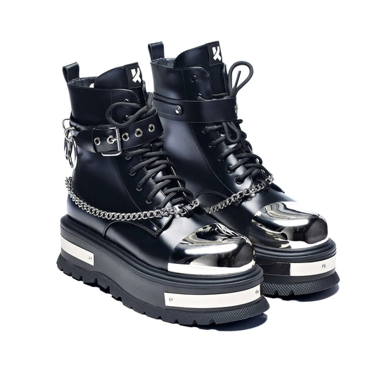 Schwarze Kunstlederschuhe BORIN Hardware Platform Boots Vegan mit Metallbeschlägen, sowie Ketten- und Ringdetails von KOI