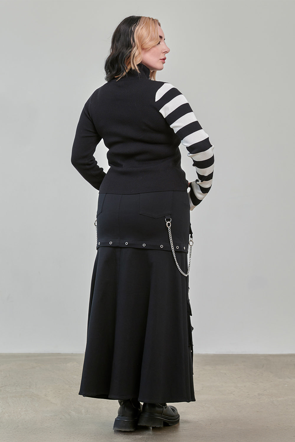 Schwarze Sweatshirtjacke MIDNIGHT RITUAL CARDIGAN WHITE mit weißen Streifen von Banned