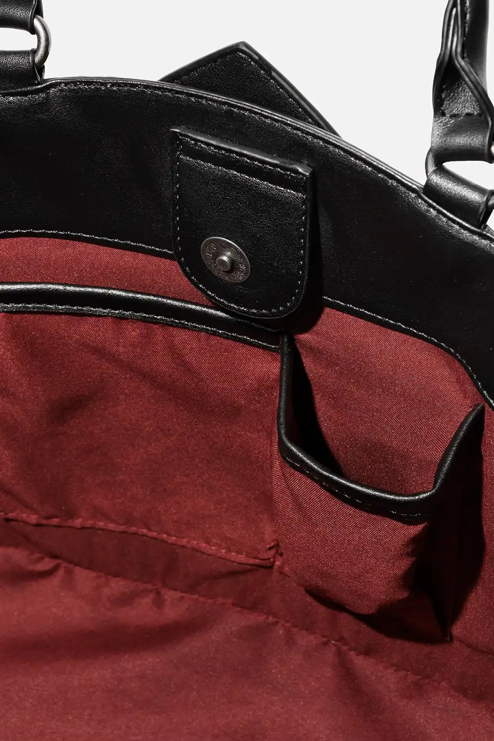 Schwarze Tasche CRUCIS UMBRA BAG mit Fensterdesign von Restyle