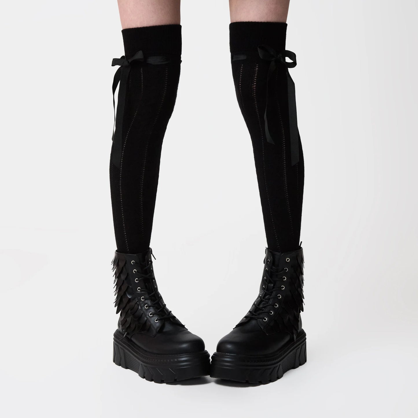 Schwarzer Kunstlederschuh Draco Scale Chunky Stomper Boots Vegan im Schuppendesign von KOI