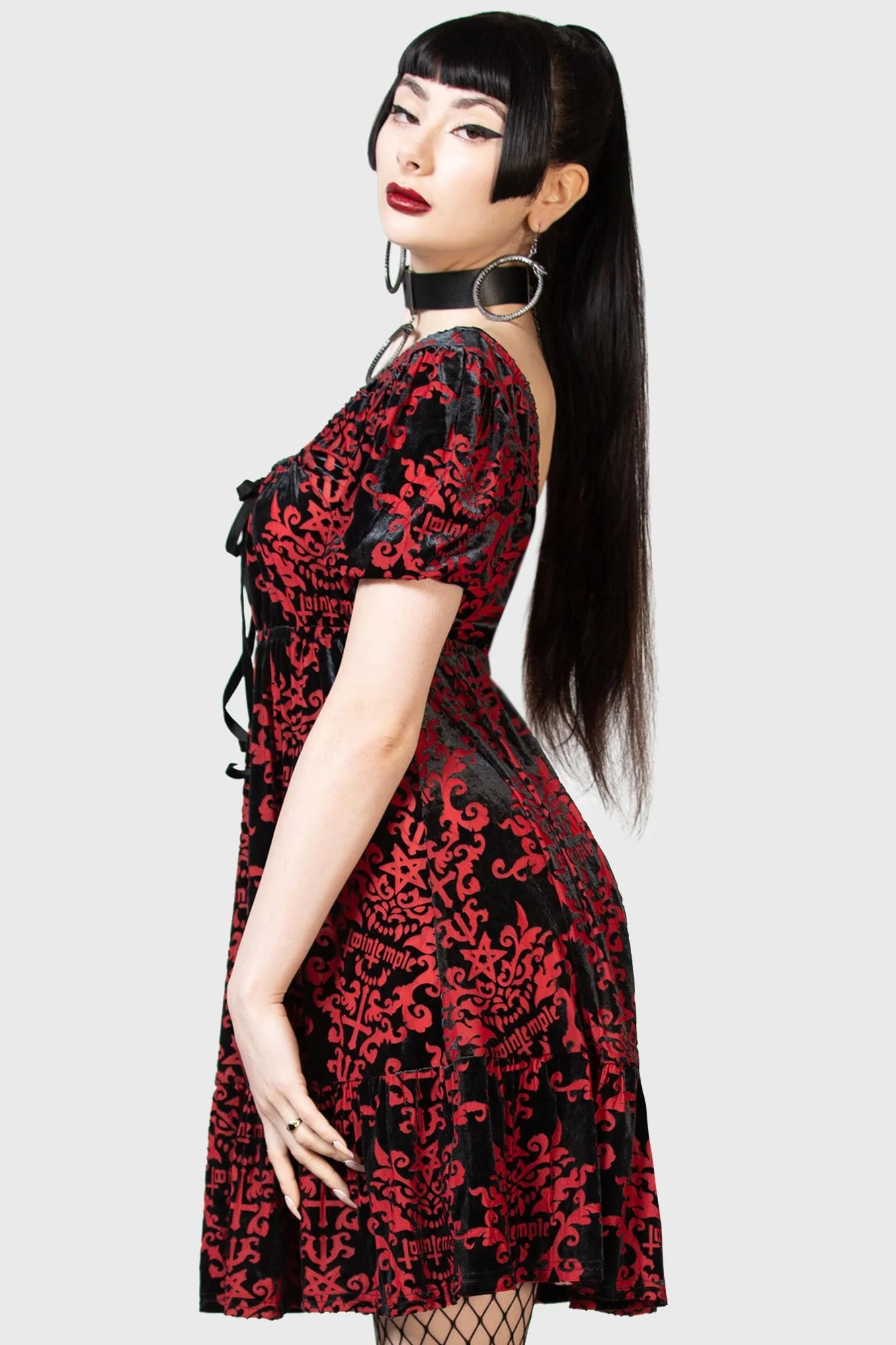 Kurzes Samtkleid ETERNAL TORMENT mit rot-schwarzem Muster aus Twin Temple-Collection von Killstar