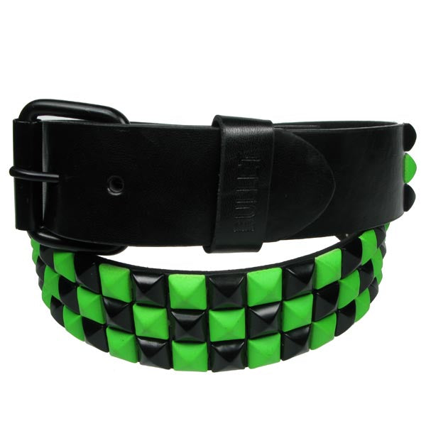 Schwarzer Nietengürtel 3-reihig green/black aus Kunstleder mit grünen und schwarzen Pyramidennieten in Schachbrettmuster von Bullet69
