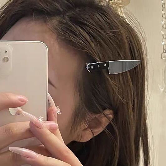 Silberfarbene Haarspange KNIFE HAIR CLIP in Form eines Messers von Moon Attic