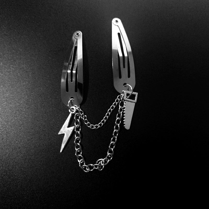 Silberfarbene Haarspange LIGHTNING CHARMS HAIR CLIP mit Blitz- und Sägenanhänger von Moon Attic