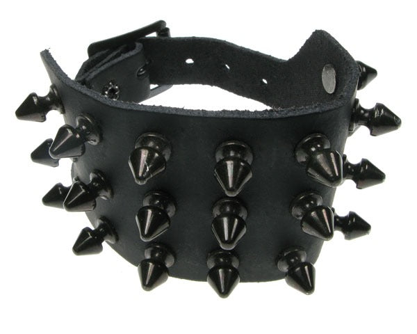 schwarzes breites Armband 3-reihig mit schwarzen Killernieten
