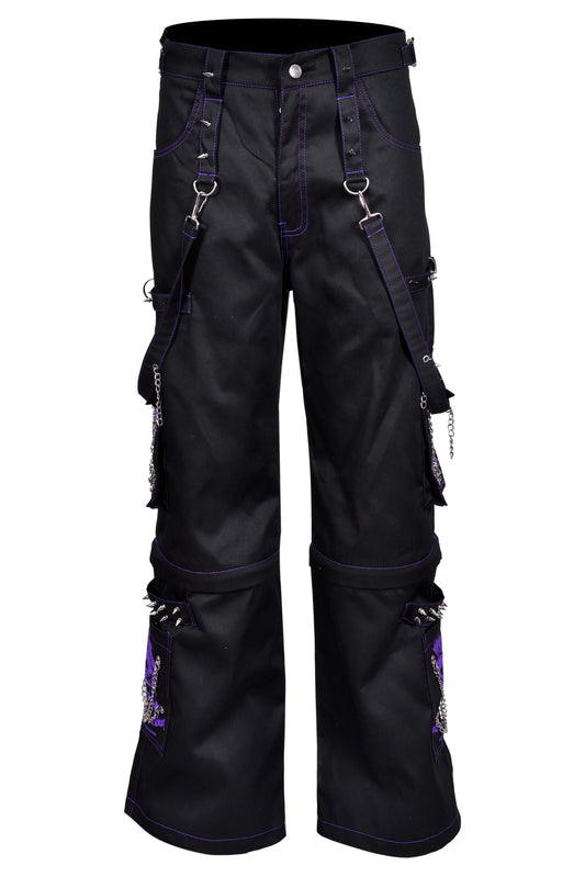 Schwarze Hose PURPLE SPIKE PANTS mit lilafarbendem Colours-Skull-Print auf Taschen, sowie vielen Nieten, Ketten und Riemen mit Colours Branding