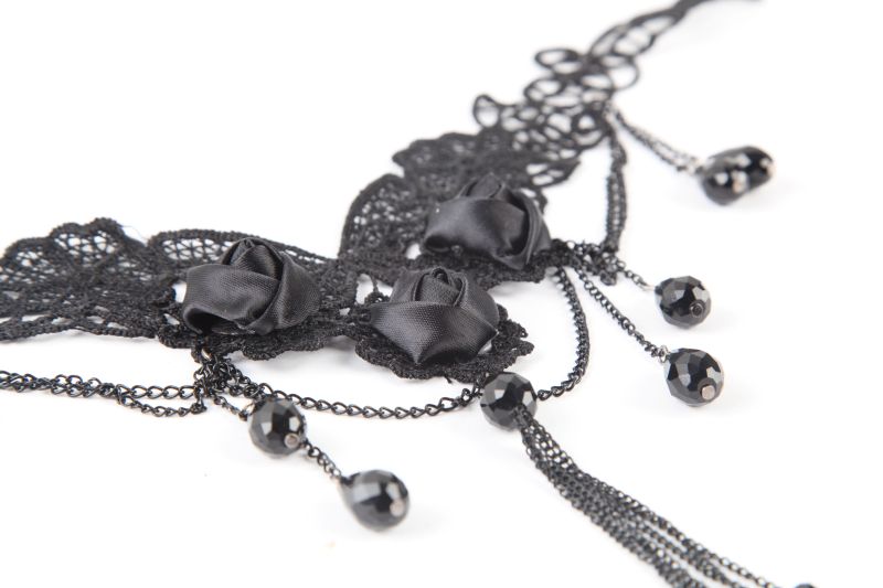 Scharze Halskette Black Roses Necklace aus Spitze mit Stoffblumen und tropfenförmigen Perlen von Punk Rave
