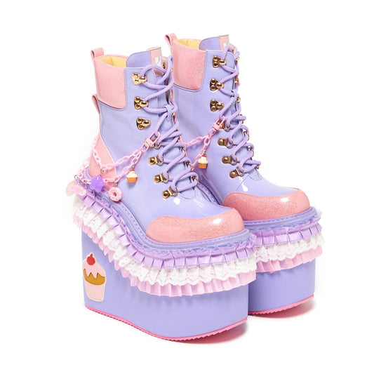 Ultrahoher Plateaustiefel CUPCAKE TOWERS Boots Vegan im Pasteldesign mit Charms und Ketten von KOI
