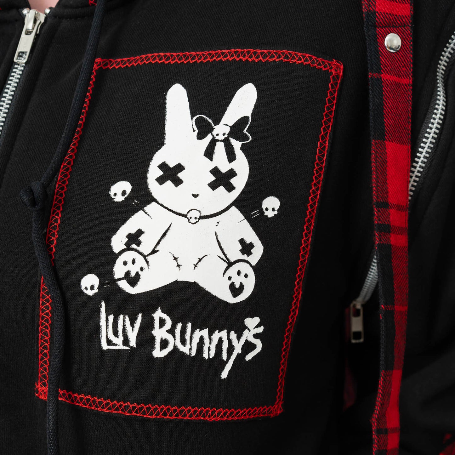 Schwarze Sweatshirtjacke LB CURSED BUNNY HOOD mit Hasenohren auf Kapuze und Tartanmuster an den Ärmeln von Luv Bunny