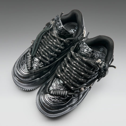 Schwarze Kunstledersneaker METAMORPHOSIS Men's Distressed Platform Trainers Vegan im Used-Look mit silberfarbenden Details von KOI