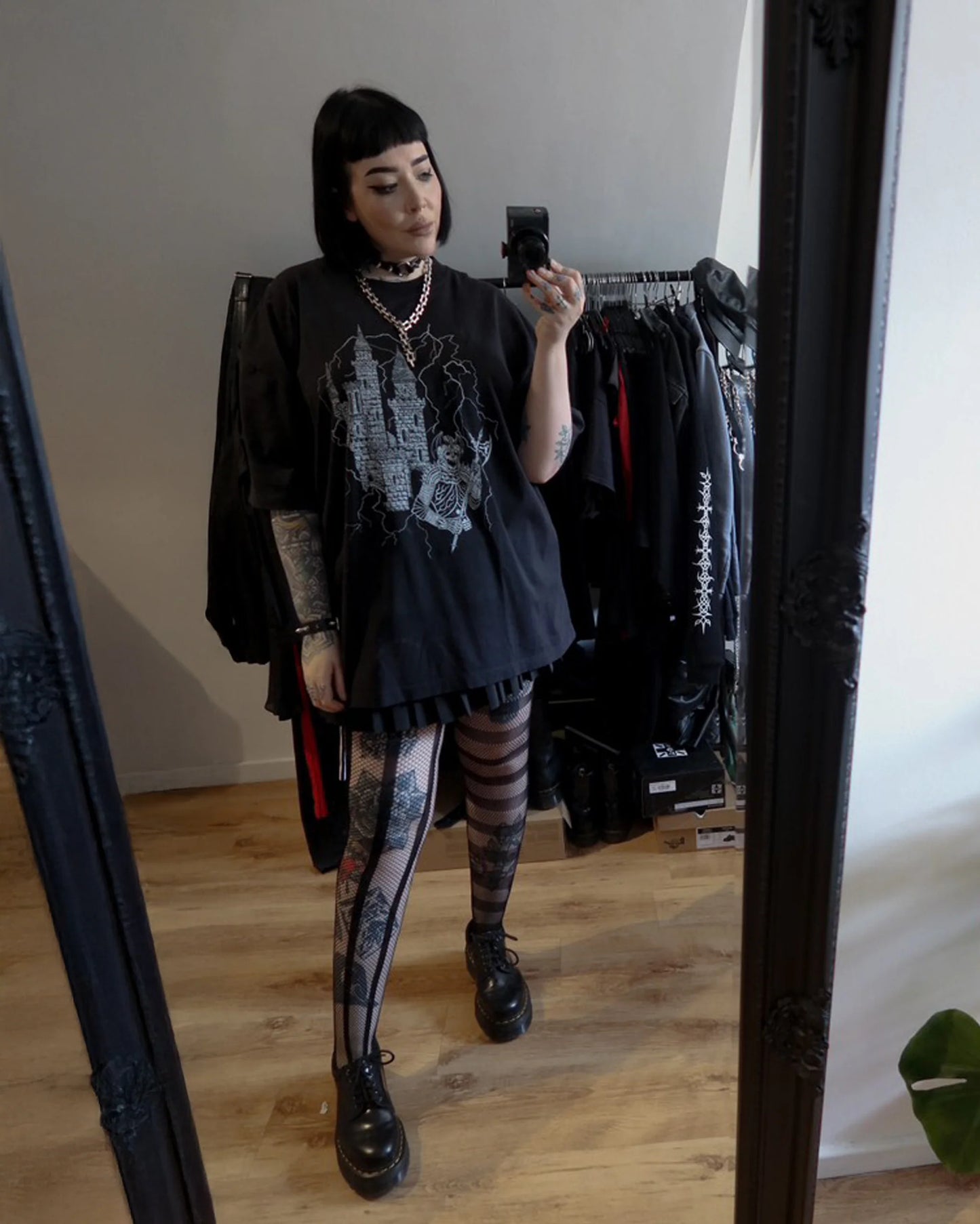 Schwarze Strumpfhose Opposite Net Tights aus Fischnetzstoff mit einem quer- und einem längsgestreiftem Bein von Pamela Mann