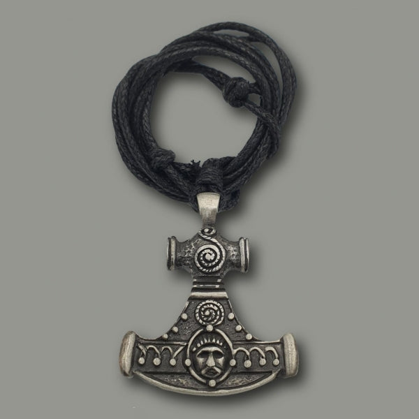 Kette mit Thor's Hammer-Anhänger mit kleiner Maske an schwarzem Stoffband von Funtasie Collection