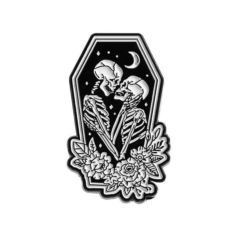 Kleiner, sargförmiger Emaille-Anstecker ETERNAL LOVE ENAMEL PIN mit zwei sich küssenden Skeletten von Moon Attic