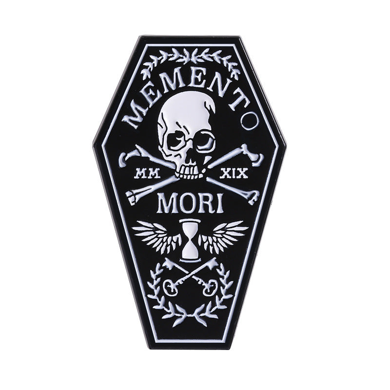 Kleiner Emaille-Anstecker MEMENTO MORI ENAMEL PIN von Moon Attic