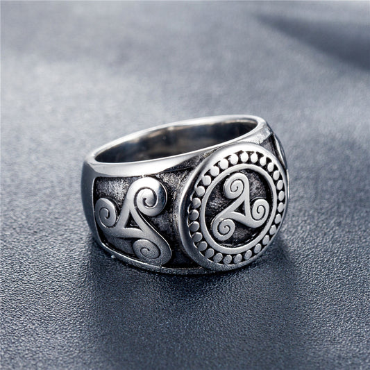 Breiter, silberfarbender Edelstahlring mit drei Triskelen