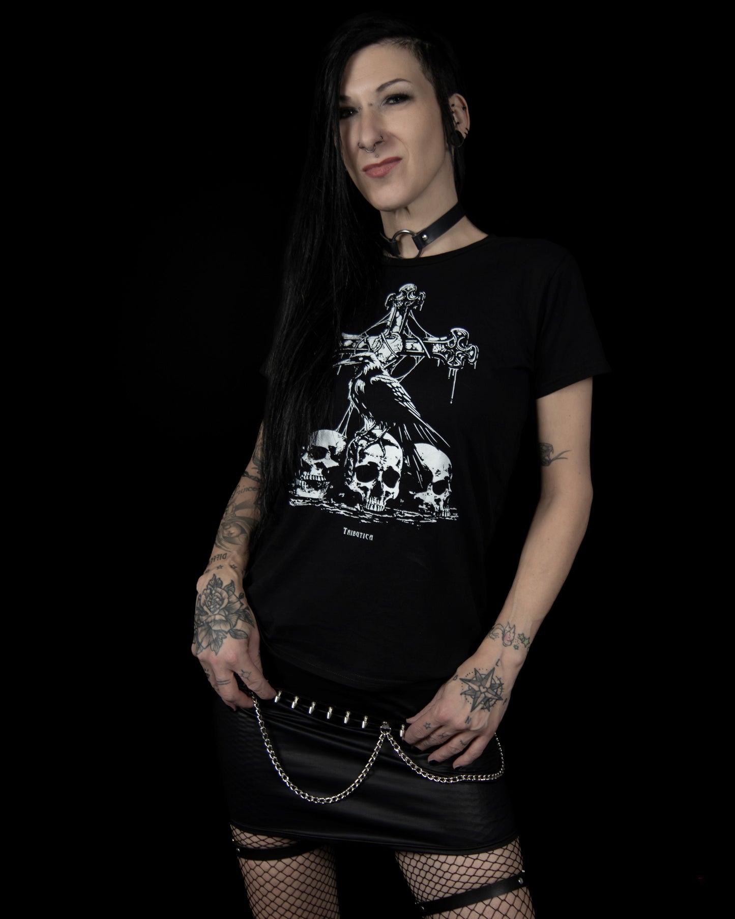 Schwarzes Oberteil Raven Shirt mit Raben-, Kreuz- und Totenkopfprint von Tributica