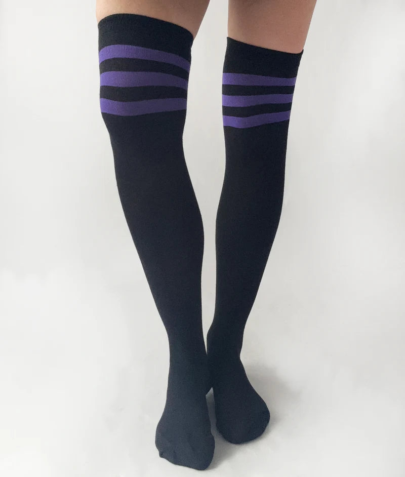 Schwarze Referee Black/Purple Overknees mit drei lilanen Streifen von Pamela Mann