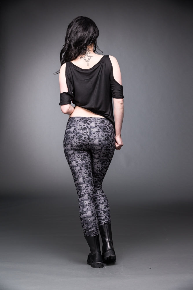 Graue Leggings Rose Skull Leggings Gray mit Rosen und Totenkopf Print von Queen of Darkness