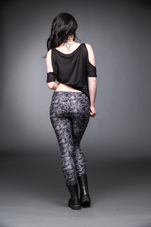 Graue Leggings Rose Skull Leggings Gray mit Rosen und Totenkopf Print von Queen of Darkness
