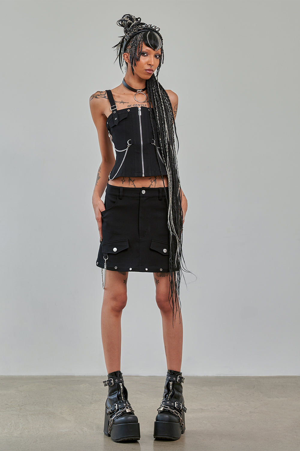 Schwarzer Rock STREET ANARCHY SKIRT mit mehreren Taschen und Zierketten und abnehmbarem Unterteil von Banned