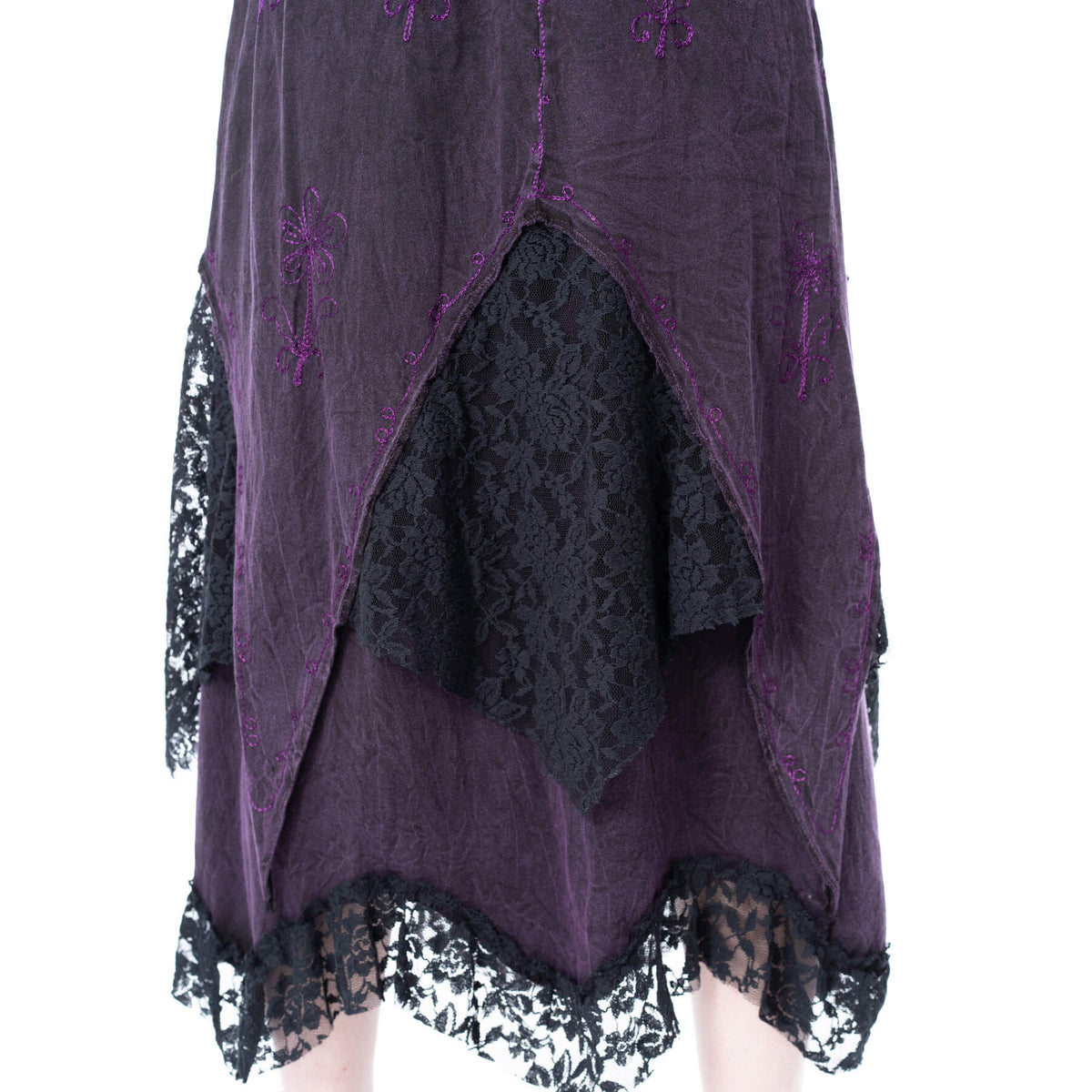Langer, geschichteter Rock SOLEA SKIRT Purple mit Stickelementen und Spitzenstoffeinsätzen von Innocent