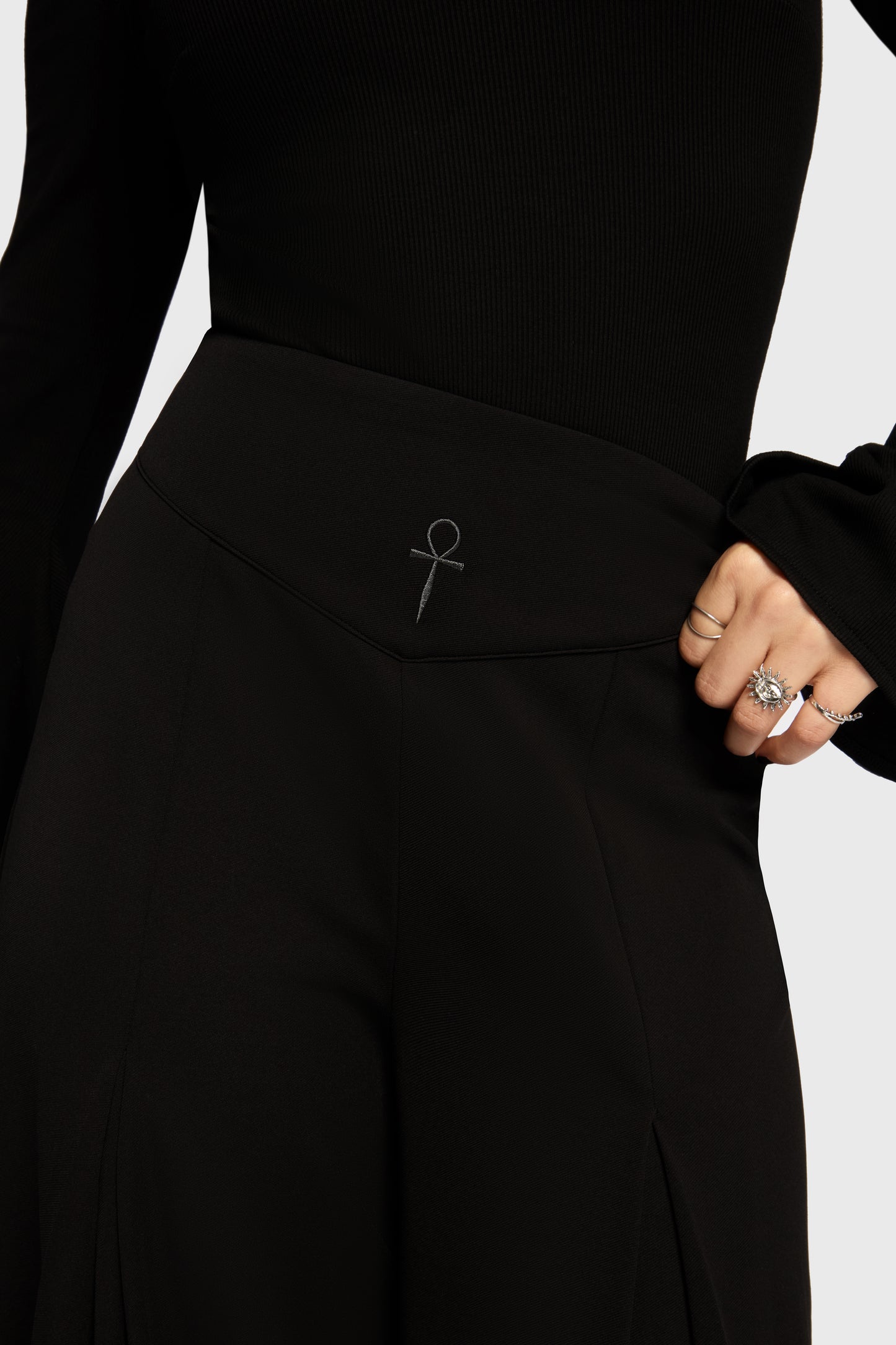 Schwarze Hose Shadow Spire Trousers mit Ankh an der Vorderseite von Killstar