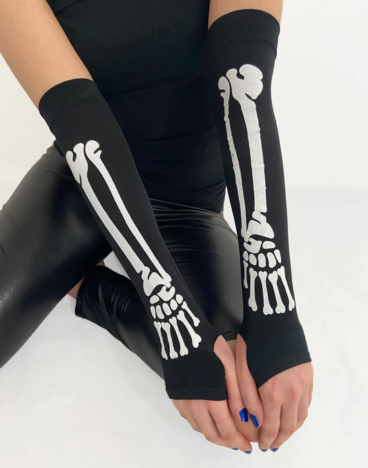 Schwarze Armstulpen Skeleton Bone Fingerless Gloves im Knochendesign von Pamela Mann