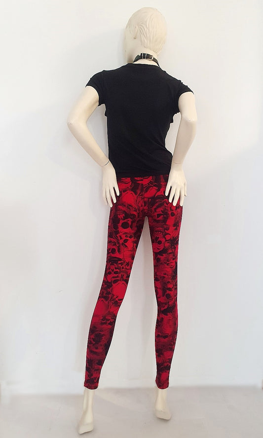Rote Leggings Skull Leggings Red mit schwarzem Totenkopf Print von Queen of Darkness