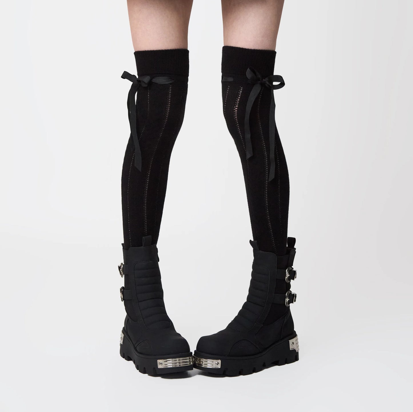 Schwarze Kunstlederstiefel UNCANNY DODGE ROGUE Military Boots Vegan mit silberfarbenden Hardware-Details und verzierten Schnallen von KOI