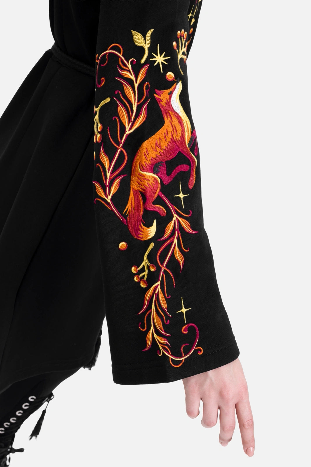 Schwarze Mantel VULPINE HOOD mit Fuchsstickerei von Restyle