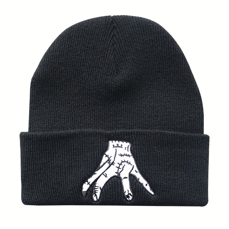 Schwarzes Beanie mit aufgesticktem 'eiskalten Händchen' aus der Addams Family
