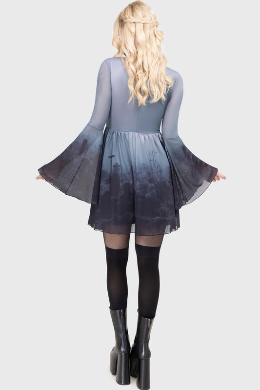 Graues, kurzes Kleid WITHERING FIELDS DRESS mit Friedhofprint von Killstar