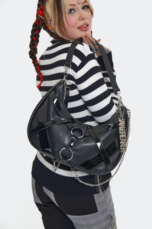 Schwarze Tasche GOTHIC CHAIN HOBO BAG mit Riemen und Ring Details von Jawbreaker