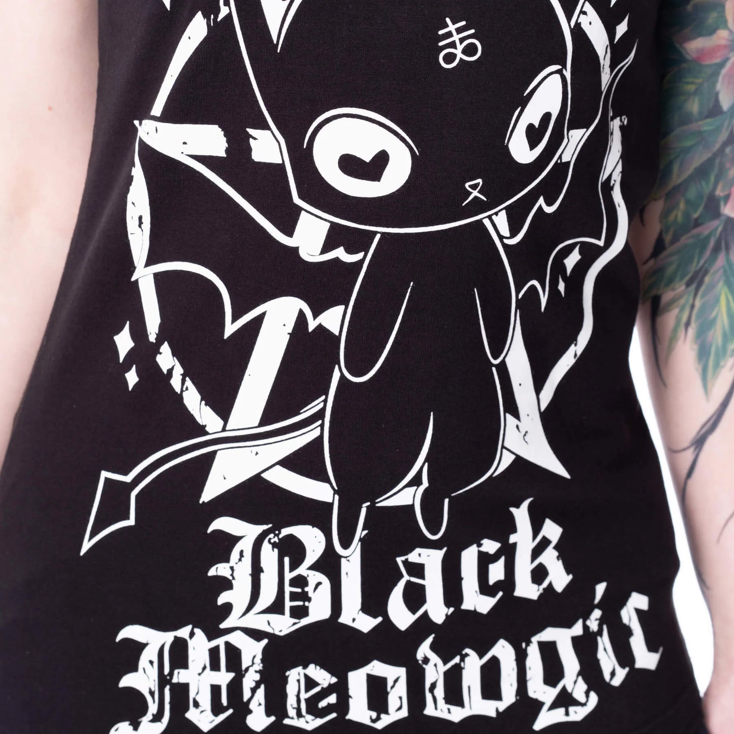 Schwarz-weißes Oberteil BLACK MEOWGIC T SHIRT mit niedlichem Katzenprint von Cupcake Cult