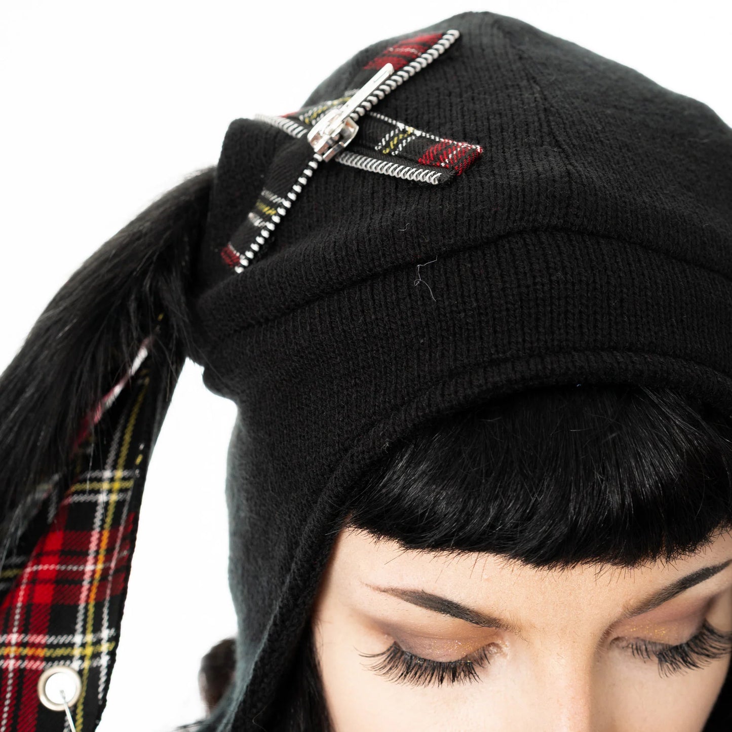 Schwarze Strickmütze BONNIE HAT Black mit Hasenohren, Zierketten und Tartanmuster von Cupcake Cult