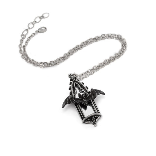 Silberfarbene Halskette Call Of The Undead Kette in Form eines Kathedralenfensters mit einer schwarzen Fledermaus von Alchemy
