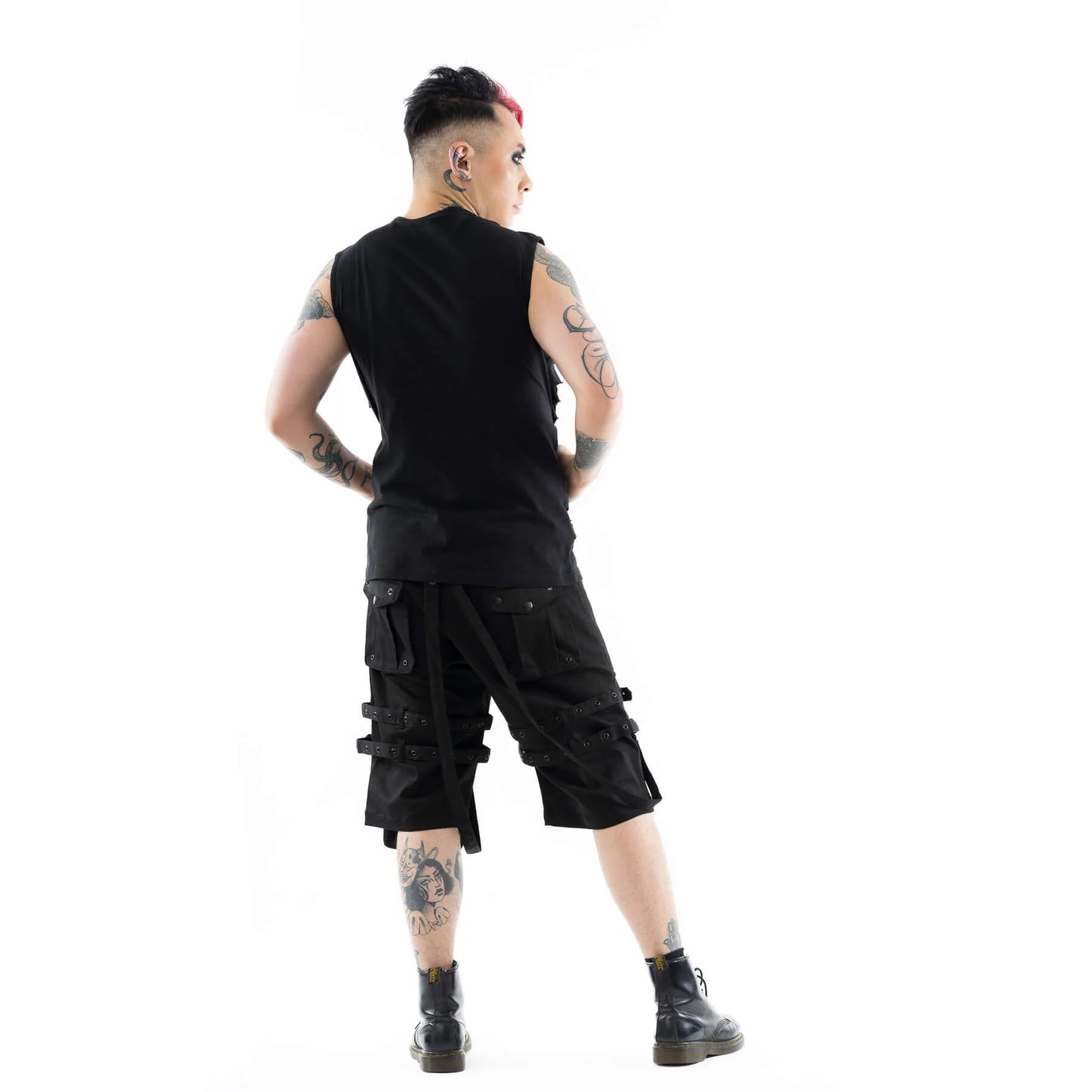 Rückseite schwarze, kurze Hose DALE SHORTS mit Riemenapplikationen und vielen Hosentaschen von Chemical Black