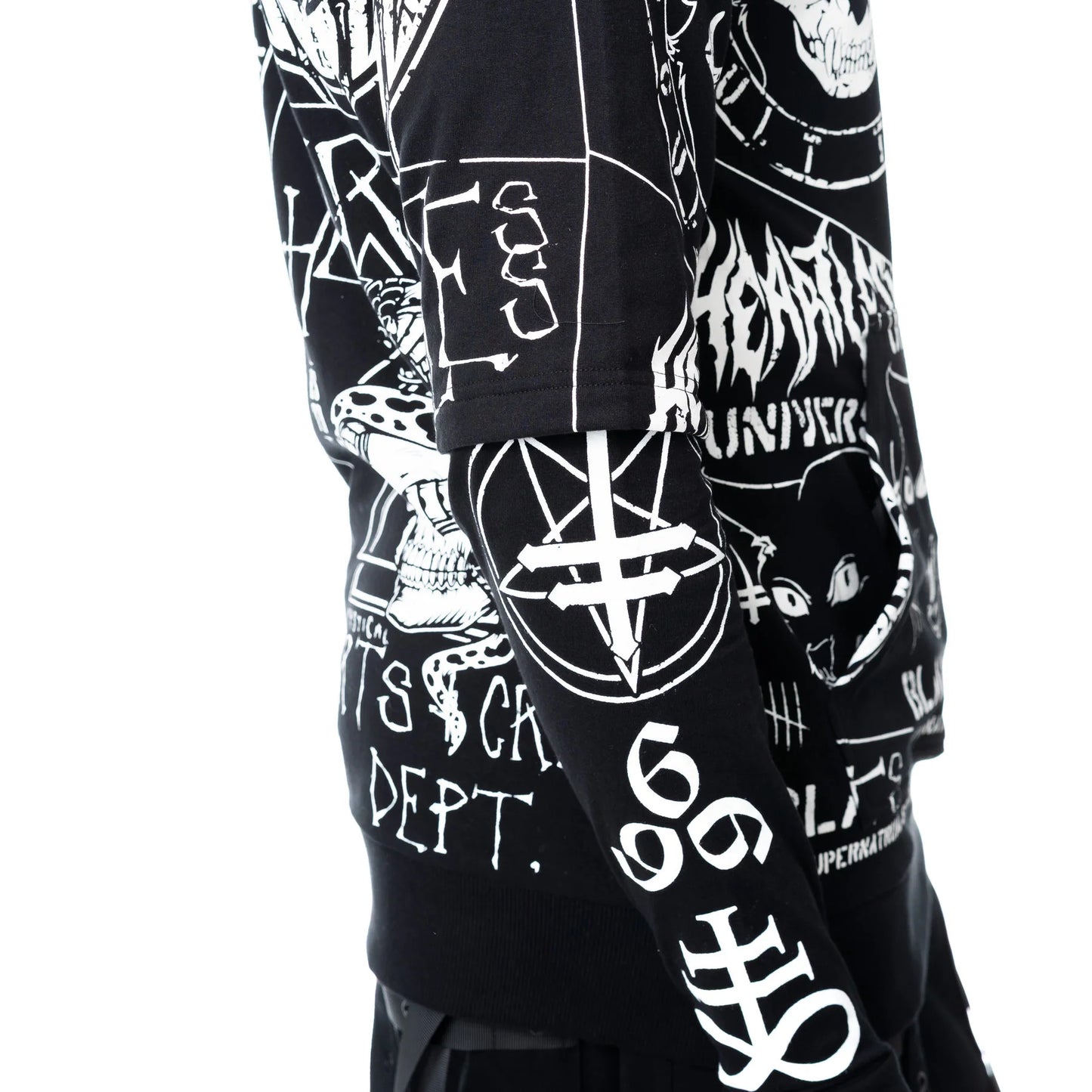 Schwarzer Kapuzenpullover DARK ACADEMIA HOOD mit diversen okkulten Motiven und Daumenlöchern von Heartless