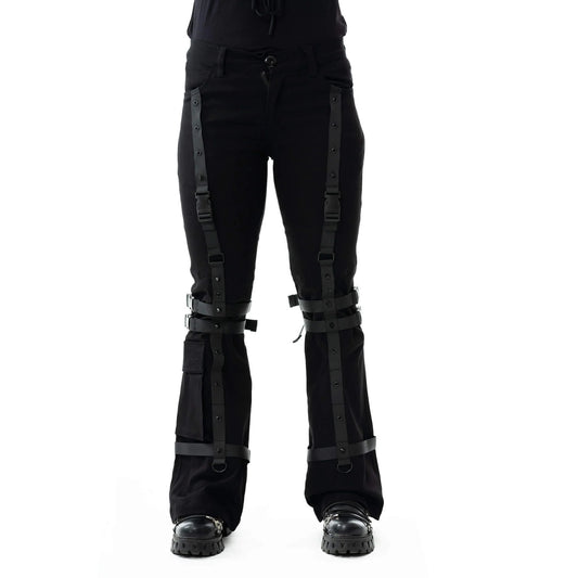 Schwarze Hose DEMELZA PANTS mit Riemenapplikationen und Hosentaschen am unterem Bein von Chemical Black